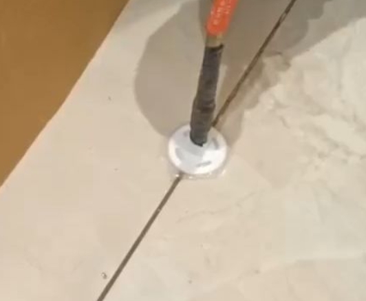 勐海瓷砖空鼓维修公司专业解答瓷砖在铺贴过程中，如果没有涂抹均匀到位的粘结材料（如水泥砂浆或瓷砖胶），可能会导致以下问题